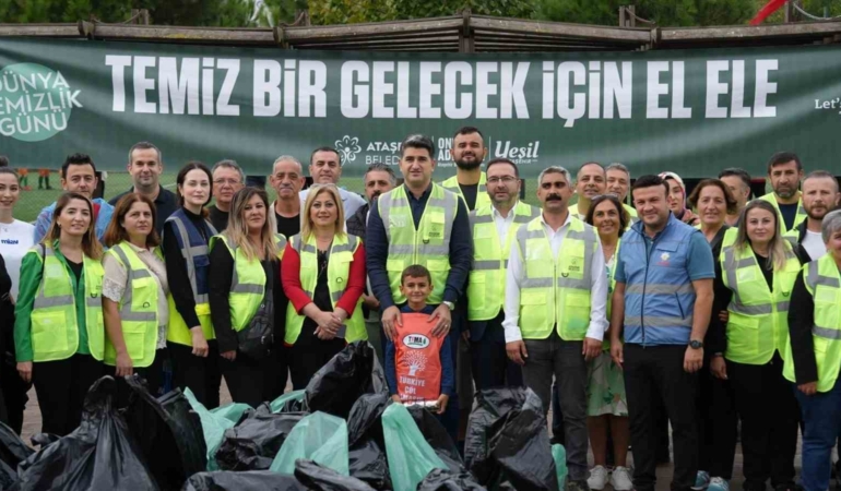 Ataşehir’de çevreci hareket: Başkan Adıgüzel ve çevreciler parkta buluşup çöpleri topladı