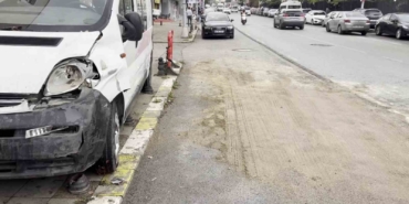 Ataşehir’de devrilen kamyon 3 araca zarar verdi