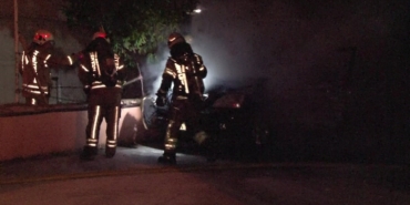 Ataşehir’de park halindeki otomobil alev alev yandı