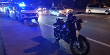 Ataşehir’de yolun karşısına geçmeye çalışan yayaya motosiklet çarptı