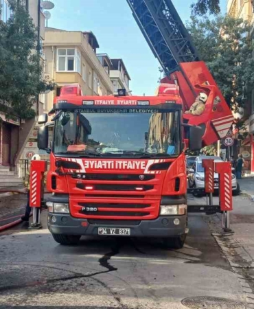 Avcılar’da metruk binadan alevler yükseldi