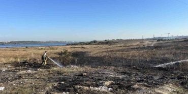 Avcılar’da otluk alandaki yangın güvercin kulübesine sıçramadan söndürüldü