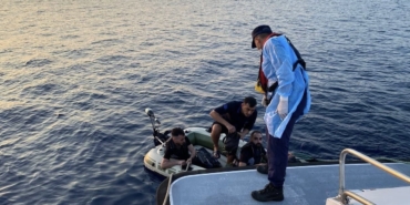 Ayvacık açıklarında lastik botları arıza yapan ve sürüklenen 4 kaçak göçmen kurtarıldı