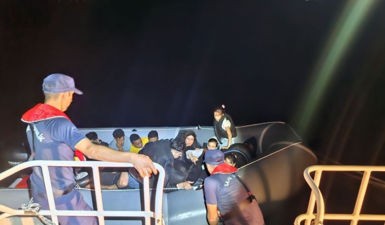 Ayvalık açıklarında 3’ü çocuk 14 düzensiz göçmen yakalandı