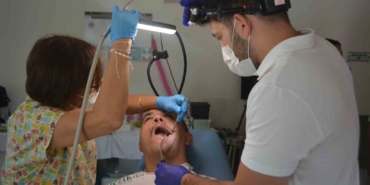 Ayvalık’ta Engel Tanımayan Diş Hekimleri’nden ağız ve diş terapisi