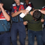 Babasını baltayla parçalara bölüp ormanda yaktıktan sonra dereye atan şahıs tutuklandı