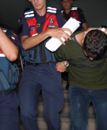 Babasını baltayla parçalara bölüp ormanda yaktıktan sonra dereye atan şahıs tutuklandı