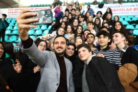 Bağcılar Belediyesi’nden üniversite öğrencilerine 10 bin TL başarı ödülü