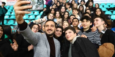 Bağcılar Belediyesi’nden üniversite öğrencilerine 10 bin TL başarı ödülü