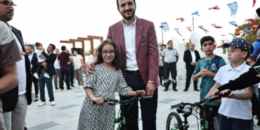 Bağcılar’da okuma yarışmalarında başarılı olan öğrenciler bisikletle ödüllendirildi