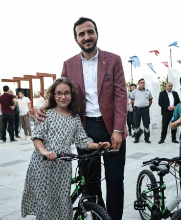 Bağcılar’da okuma yarışmalarında başarılı olan öğrenciler bisikletle ödüllendirildi