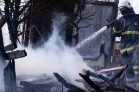 Bahçede yakılan çöpler konteyneri küle çevirdi