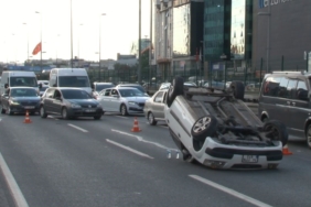 Bahçelievler’de bariyere çarpan araç takla attı