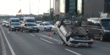Bahçelievler’de bariyere çarpan araç takla attı