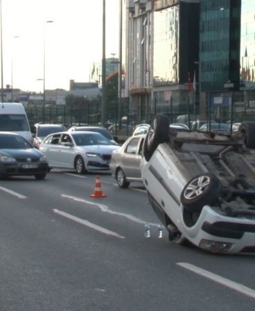 Bahçelievler’de bariyere çarpan araç takla attı