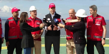 Bakan Bayraktar Türkiye’nin ilk yüzer doğal gaz üretim platformunu inceledi