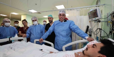 Bakan Memişoğlu’ndan kaza yapan ambulans ekibine geçmiş olsun ziyareti