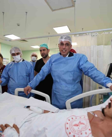 Bakan Memişoğlu’ndan kaza yapan ambulans ekibine geçmiş olsun ziyareti