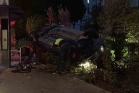 Bakırköy’de takla atan araç sitenin bahçesine devrildi: 2 yaralı