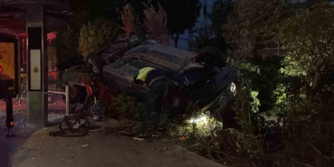 Bakırköy’de takla atan araç sitenin bahçesine devrildi: 2 yaralı