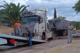 Balıkesir Erdek’te orta refüjü aşan tır karşı şeride geçti, sürücü yaralandı