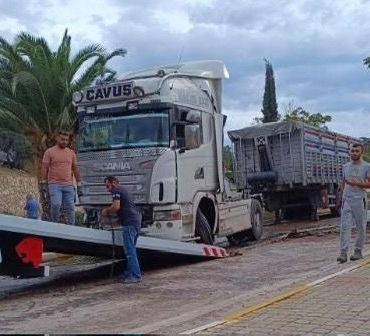 Balıkesir Erdek’te orta refüjü aşan tır karşı şeride geçti, sürücü yaralandı