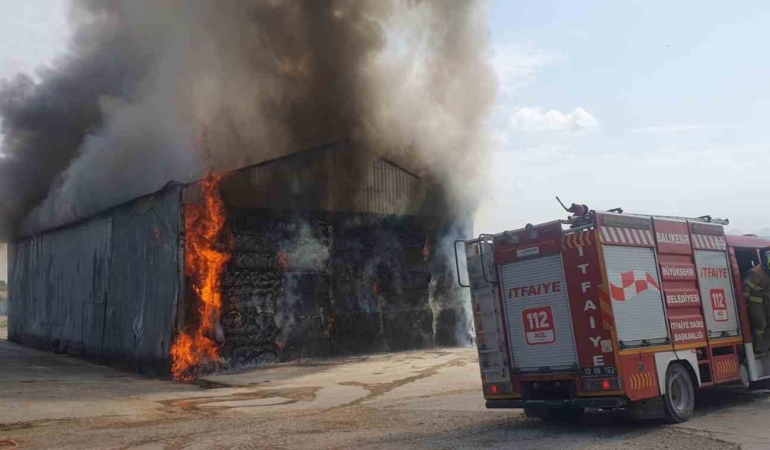 Balıkesir Susurluk’ta yangın: Saman deposu yok oldu