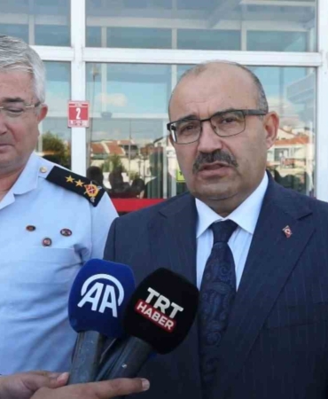 Balıkesir Valisi, şehidin yeni doğum yapan eşini ziyaret etti