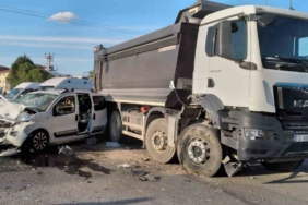 Balıkesir’de hafif ticari araçla kamyon çarpıştı: 6 yaralı