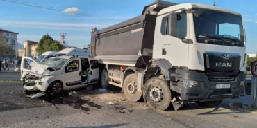 Balıkesir’de hafif ticari araçla kamyon çarpıştı: 6 yaralı