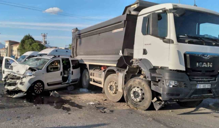 Balıkesir’de hafif ticari araçla kamyon çarpıştı: 6 yaralı