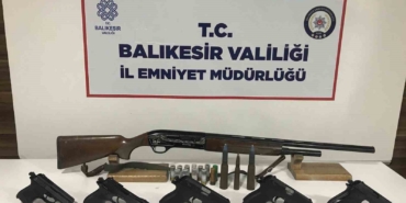 Bandırma’da çok sayıda ruhsatsız silah ele geçirildi