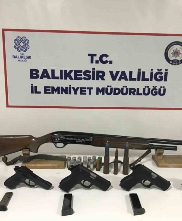 Bandırma’da çok sayıda ruhsatsız silah ele geçirildi