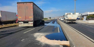 Bandırma’da tır kazası sonrası yola mazot döküldü