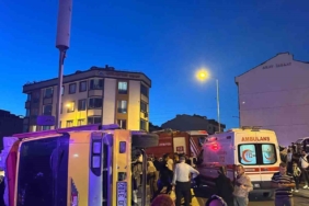 Başakşehir’de demir yüklü kamyonet devrildi, 3 çocuk demirlerin altında kaldı