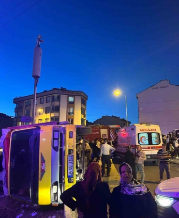 Başakşehir’de demir yüklü kamyonet devrildi, 3 çocuk demirlerin altında kaldı