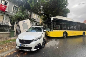 Başakşehir’de İETT otobüsü önce arabaya ardından ise güvenlik kulübesine çarptı