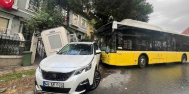 Başakşehir’de İETT otobüsü önce arabaya ardından ise güvenlik kulübesine çarptı