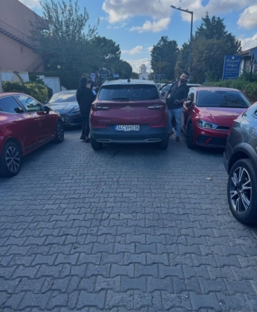 Başakşehir’de iki kadın sürücünün ters yön kavgası kamerada