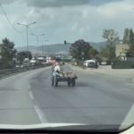 Başıboş at arabasının tehlikeli anları kamerada