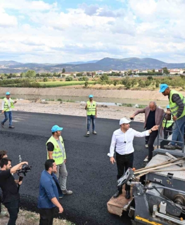 Başkan Akın, sıcak asfalt serim çalışmalarını yerinde inceledi
