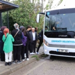 Başkan Çerkez şoför koltuğuna geçti, öğrenciler şaşkınlığını gizleyemedi