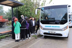 Başkan Çerkez şoför koltuğuna geçti, öğrenciler şaşkınlığını gizleyemedi