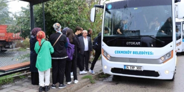 Başkan Çerkez şoför koltuğuna geçti, öğrenciler şaşkınlığını gizleyemedi