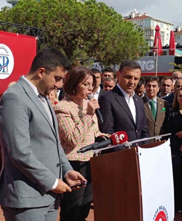 Başkan Esin Köymen, Süreyya Paşa Vakfı’na ait olan alışveriş alanıyla ilgili basına açıklamada bulundu