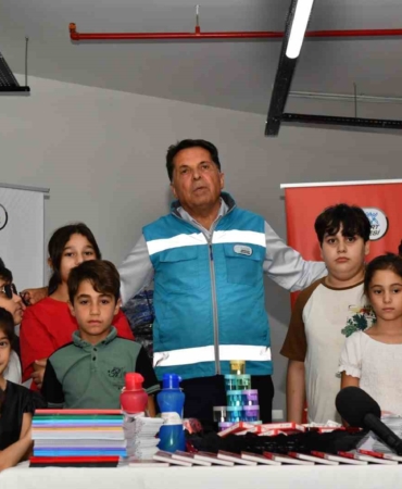 Başkan Özer’den eğitime katkı: 25 bin 600 çocuğa kırtasiye desteği
