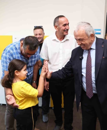 Başkan Şadi Özdemir öğrencilerin ilk gün heyecanını paylaştı