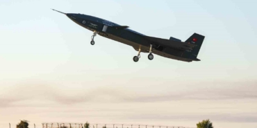 Bayraktar KIZILELMA’nın üretim prototipi ilk uçuş testini başarıyla tamamladı