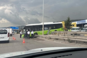 Belediye otobüsü bariyerlere çarptı, araçta yolcu olmaması faciayı önledi