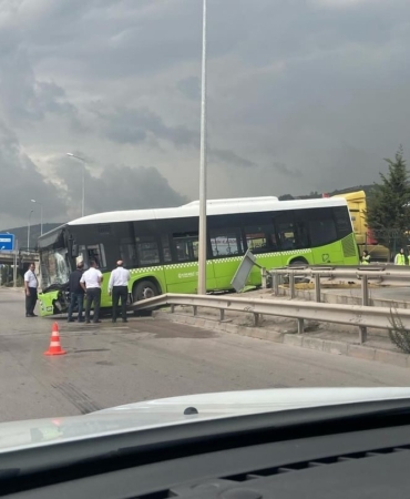 Belediye otobüsü bariyerlere çarptı, araçta yolcu olmaması faciayı önledi